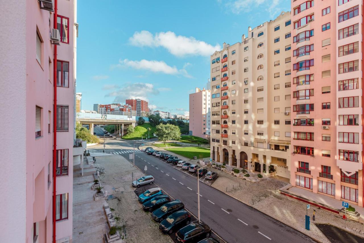 Elegant 3 Bedroom Apt - City Centre - Garage - Metro Лиссабон Экстерьер фото