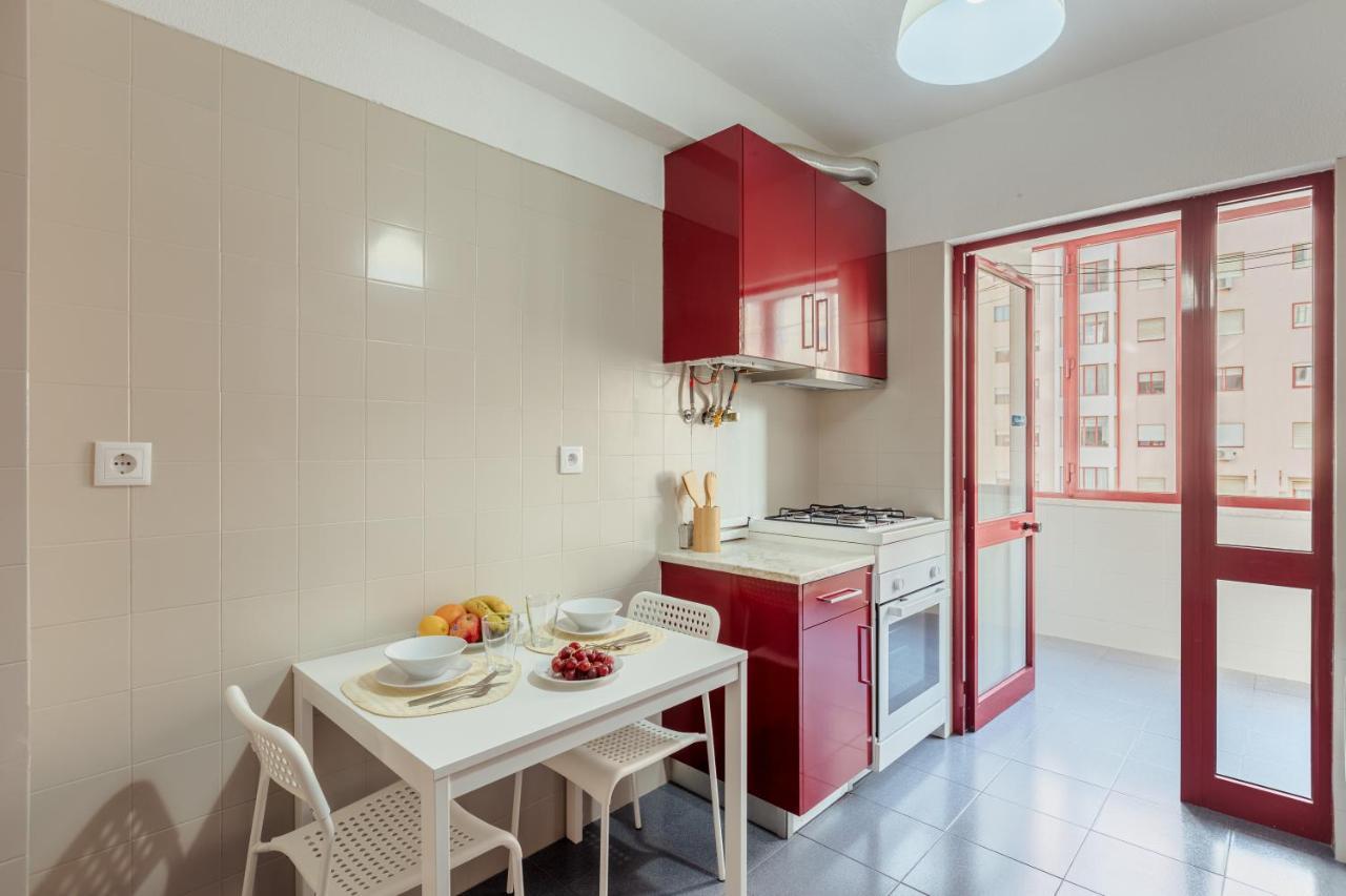 Elegant 3 Bedroom Apt - City Centre - Garage - Metro Лиссабон Экстерьер фото
