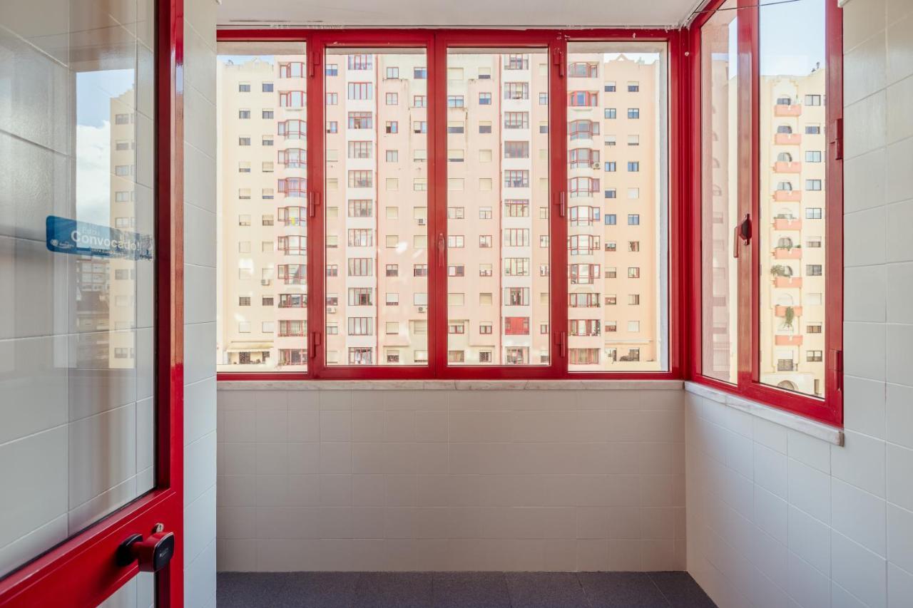 Elegant 3 Bedroom Apt - City Centre - Garage - Metro Лиссабон Экстерьер фото