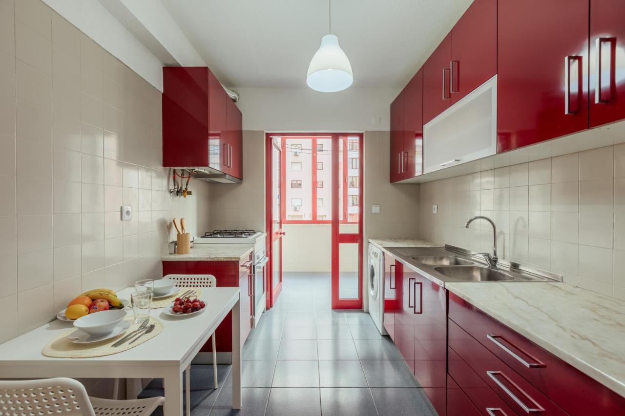 Elegant 3 Bedroom Apt - City Centre - Garage - Metro Лиссабон Экстерьер фото