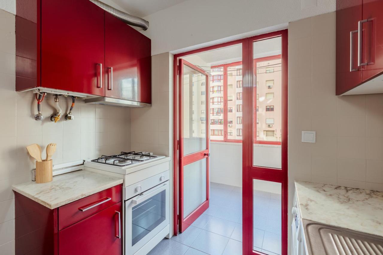 Elegant 3 Bedroom Apt - City Centre - Garage - Metro Лиссабон Экстерьер фото